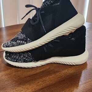 LIKE NEW Womens ADIDAS Tubular Defiant Black Grey Snakeskin shoes size 9